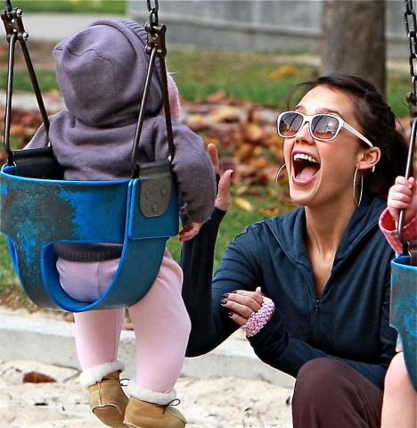 Jessica Alba - Beverly Hills - Jessica Alba felice al parco con la figlia Honor