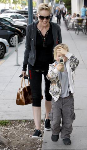 Roan Joseph Bronstein, Sharon Stone - Los Angeles - 01-03-2009 - Sharon Stone insegna al figlio Roan come prendere in giro i paparazzi