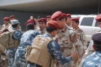 Polizia irachena - Amarah - 04-03-2010 - La polizia irachena perquisisce i militari prima di assegnarli ai seggi elettorali