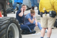 Chyler Leigh, Eric Dane - Los Angeles - 26-04-2010 - Eric Dane consola Chyler Leigh sul set di Grey's Anatomy