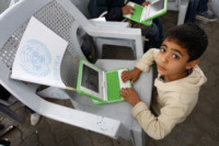 Computer portatili per bambini palestinesi - 29-04-2010 - L'Onu consegna duemila computer portatili ai bambini palestinesi