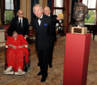 Re Carlo III, Liz Taylor - Londra - 30-04-2010 - Liz Taylor a Buckingham Palace: il Principe Carlo scopre il busto di Richard Burton e Liz Taylor scoppia in lacrime