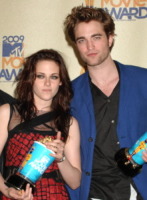 Robert Pattinson, Kristen Stewart - Universal City - 01-06-2009 - Kristen Stewart e Robert Pattinson sono una coppia, confermano i loro aiutanti