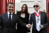 Nicolas Sarkozy, Carla Bruni, Karl Lagerfeld - Parigi - 03-06-2010 - Karl Lagerfeld riceve la Croix de Commander de la Legion d'Honneur dalle mani del Presidente Sarkozy