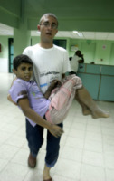 Feriti palestinesi - Deir al Balah - 02-08-2010 - Una bomba sul campo profughi di Deir al Balah a Gaza causa 33 feriti