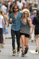Alex Carapetis, Kesha - New York - 16-08-2010 - Passeggiata romantica per Kesha e Alex Carapetis a New York