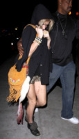 Kesha - New York - 16-08-2010 - Kesha mostra i lividi sulle gambe al suo arrivo al ristorante Spotted Pig