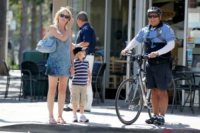 Roan Bronstein, Sharon Stone - 26-08-2010 - Sharon Stone ricorre a un poliziotto per proteggere il figlio