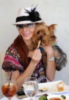 Phoebe Price - Los Angeles - 31-08-2010 - Phoebe Price pranza con il suo cane