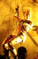 Kesha - Los Angeles - 05-11-2010 - Kesha acrobata patriottica sul set del nuovo video