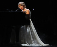 Taylor Swift - Nashville - 10-11-2010 - Atmosfera di altri tempi per lo show di Taylor Swift ai CMA Awards