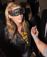 Kesha - Los Angeles - 22-11-2010 - Doppi occhiali 3D per Kesha al Jimmy Kimmel Live!