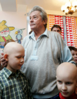 Alain Delon - San Pietroburgo - 10-12-2010 - Alain Delon in visita natalizia in un ospedale pediatrico russo