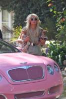 Paris Hilton - 14-01-2011 - I chihuahua e la Bentley rosa sono le passioni di Paris Hilton