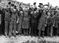 Dachau: folla di prigionieri esulta dopo la liberazione - Dachau - Il Giorno della Memoria: quando finalmente si aprirono i cancelli di Auschwitz
