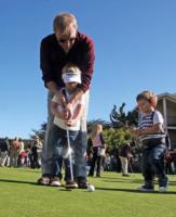 Cayden Wyatt, Hayes Logan, Kevin Costner - Pebble Beach - 10-02-2011 - Kevin Costner insegna a giocare a golf ai figli