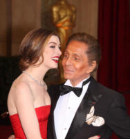 Valentino Garavani, Anne Hathaway - Hollywood - 27-02-2011 - 83rd Oscar 2011: gli arrivi sul red carpet