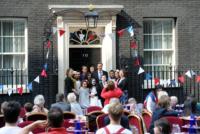 Samantha Cameron, David Cameron - Londra - 29-04-2011 - David Cameron e la moglie Samantha aprono Downing Street per un party post matrimonio reale