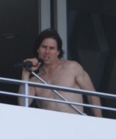 Tom Cruise - Miami - 17-07-2011 - Tom Cruise porta il lavoro a casa e si esercita nel canto in vista di Rock of Ages