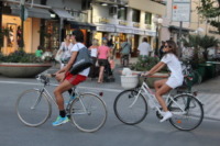 Alessia Ventura, Filippo Inzaghi - Forte dei Marmi - 11-08-2011 - Filippo Inzaghi e Alessia Ventura fanno shopping in bicicletta