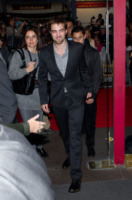 Robert Pattinson - Parigi - 23-10-2011 - Robert Pattinson e Ashley Greene incontrano i fan di Twilight a Parigi
