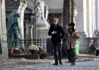 Ryan Gosling, Eva Mendes - Parigi - 27-11-2011 - Eva Mendes e Ryan Gosling: gita d'amore a Parigi tra le tombe di Jim Morrison e Oscar Wilde