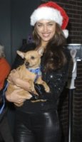 Irina Shayk - New York - 09-12-2011 - Irina Shayk sexy aiutante di Babbo Natale per i trovatelli dell'ASPCA di New York