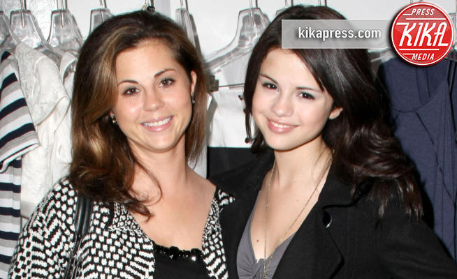 Mandy Teefey, Selena Gomez - Los Angeles - 18-12-2011 - Selena Gomez e la madre non si seguono più su Instagram