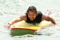Gerard Butler - Santa Cruz - 14-10-2011 - Gerard Butler vivo per miracolo dopo un incidente sulla tavola da surf