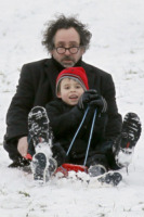 Tim Burton - Londra - 05-02-2012 - Giornata sulla neve per Tim Burton e famiglia