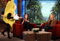 Megan Fox, Ellen DeGeneres - Los Angeles - 07-03-2012 - Una banana gigante terrorizza Megan Fox al The Ellen DeGeneres Show
