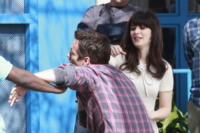 Jake Johnson, Zooey Deschanel - Los Angeles - 19-03-2012 - Zooey Deschanel colpisce al volto Jake Johnson sul set di The New Girl