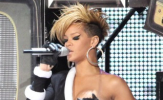 Rihanna - Parigi - 30-04-2010 - Corti o lunghi? A noi piacciono meta' e meta'