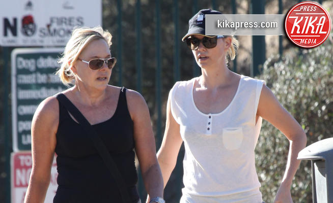 Gerda Theron, Charlize Theron - Hollywood - 18-10-2011 - A spasso con mammà: anche a Hollywood c'è bisogno di lei 