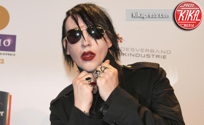 Marilyn Manson - Berlino - 23-03-2012 - Marilyn Manson ferito: crolla scenografia durante un concerto