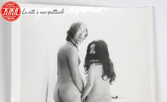 John Lennon, Yoko Ono - Dorchester - 10-04-2012 - All'asta John Lennon e Yoko Ono come mamma li ha fatti