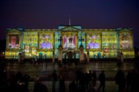 Buckingham Palace - 19-04-2012 - Buckingham Palace illuminato da 200mila fotografie di bambini per il Giubileo della Regina