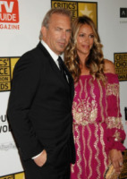 wife, Kevin Costner - Los Angeles - 18-06-2012 - Kevin Costner, Lucy Liu e Julianne Moore accendono i Critics' Choice Television Awards
