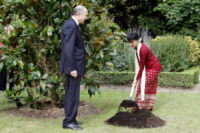 Laurent Fabius, Aung San Suu Kyi - Parigi - 28-06-2012 - Aung San Suu Kyi: tra una pianta e il bacio di Delon