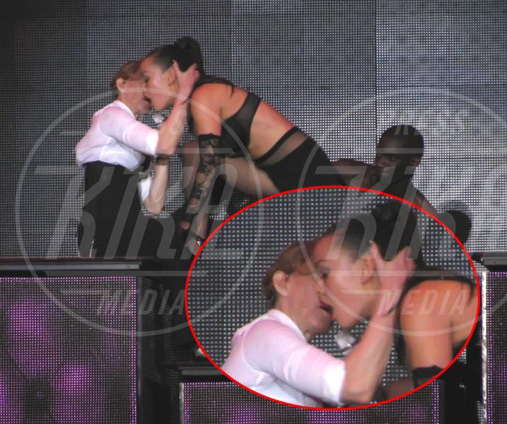 Madonna - Londra - 18-07-2012 - Nuovo bacio saffico per Madonna durante il concerto di Londra