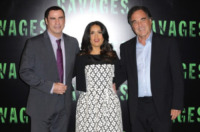 Oliver Stone, John Travolta, Salma Hayek - Parigi - 14-09-2012 - John Travolta, Salma Hayek e Oliver Stone presentano Le belve a Parigi
