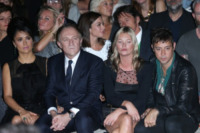 François-Henri Pinault, Jamie Hince, Kate Moss, Salma Hayek - Parigi - 02-10-2012 - Kate Moss e Salma Hayek alla sfilata Yves Saint Laurent