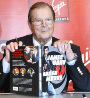 Roger Moore - Parigi - 05-10-2012 - Roger Moore presenta il suo libro James Bond per Roger Moore