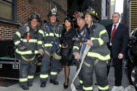 Salma Hayek - New York - 10-10-2012 - Salma Hayek: foto ricordo con i pompieri di New York