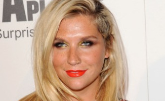 Ke$ha - Beverly Hills - 25-03-2012 - La provocatrice Kesha presenta il suo nuovo “fidanzato”