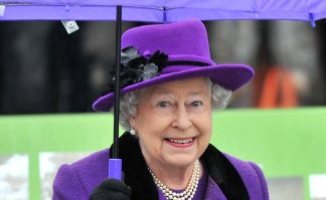 Regina Elisabetta II - Londra - 25-10-2012 - La primavera non arriva. E tu, di che ombrello sei? 