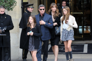 Scarlet Stallone, Sophia Stallone, Jennifer Flavin, Sylvester Stallone - Parigi - 22-11-2012 - Sylvester Stallone: un po' di cultura per la famiglia