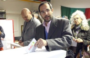 Umberto Ambrosoli - Milano - 25-11-2012 - Umberto Ambrosoli, candidato alla Regione, vota per le primarie del PD