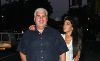 Mitch Winehouse, Amy Winehouse - 08-06-2008 - Mitch Winehouse boccia uno spettacolo teatrale sulla figlia Amy