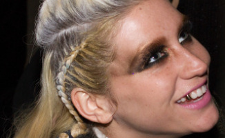 Kesha - Londra - 30-11-2012 - Kesha e la sua passione per i denti